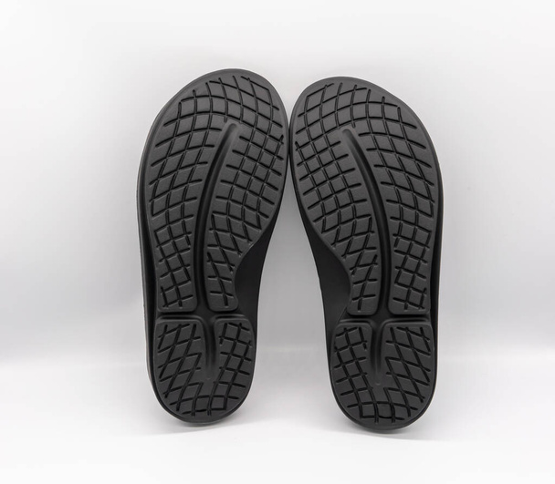 Herstel schoeisel in zwarte kleur geïsoleerd op witte achtergrond. Voetverzorging en comfortabele schoenen dragen. - Foto, afbeelding