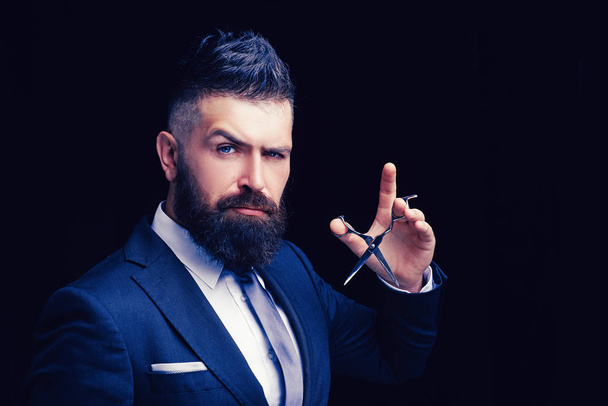 Portrait of stylish man beard. Barber scissors and straight razor, barber shop. Bearded man, bearded male. Vintage barbershop, shaving. - Foto, Imagen