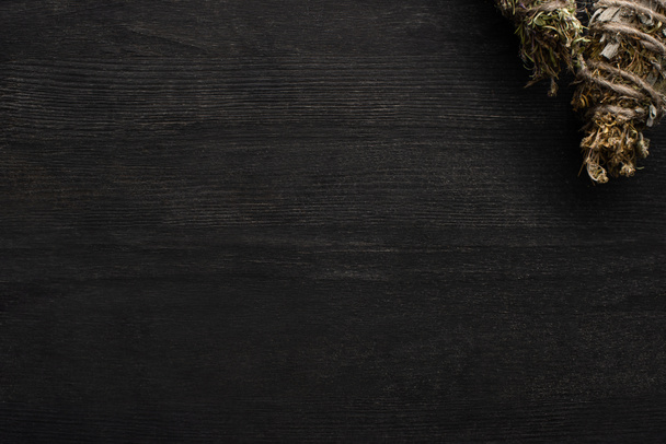 Vista dall'alto di bastoncini di sbavatura sciamanici su sfondo di legno scuro
 - Foto, immagini