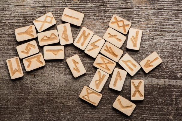 Vista superior de letreros en runas sobre fondo de madera
 - Foto, Imagen