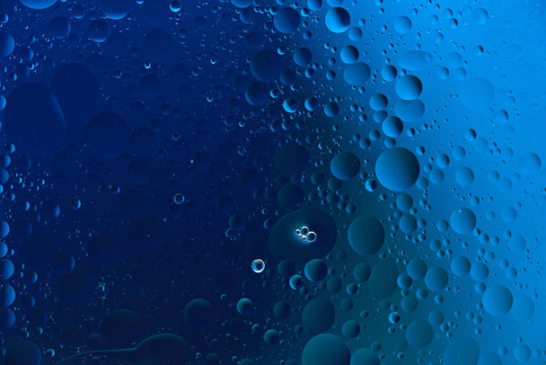 μοντέρνο αφηρημένο κλασικό μπλε φόντο με φυσαλίδες και κηλίδες, υφή τέχνης - Φωτογραφία, εικόνα