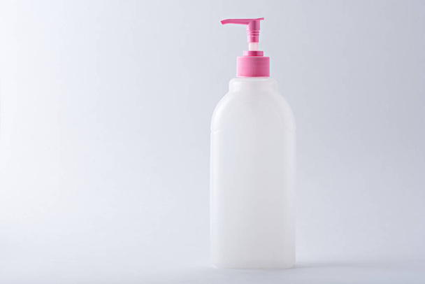 une bouteille en plastique blanc avec distributeur sur fond blanc pour maquiller et marquer
 - Photo, image