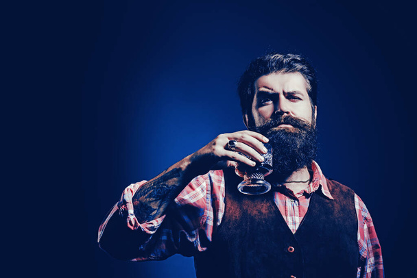 Stylish elegant bearded man Bartender holds whiskey glass. Whisky elegant. - Fotoğraf, Görsel