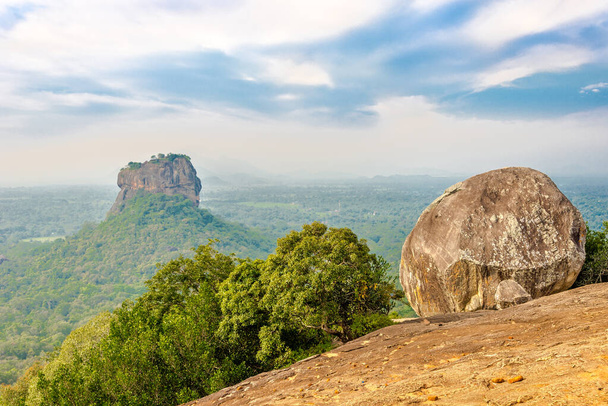 Blick auf die Natur mit Sigiriya-Felsen vom Pidurangala-Felsen - Sri Lanka - Foto, Bild