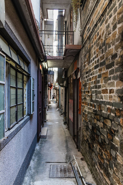 Uma rua estreita dentro de Kat Hing Wai Walled Village, Kam Tin, Hong Kong
 - Foto, Imagem