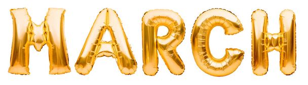 Palabra MARCH hecha de globos hinchables dorados aislados sobre fondo blanco. Helium balloons lámina de oro que forma el nombre del mes. Concepto de primavera, decoración de fiestas, celebración de la primavera - Foto, imagen
