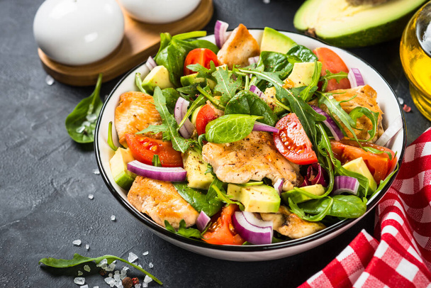 Salat mit gegrilltem Huhn, grünen Blättern und Gemüse. - Foto, Bild