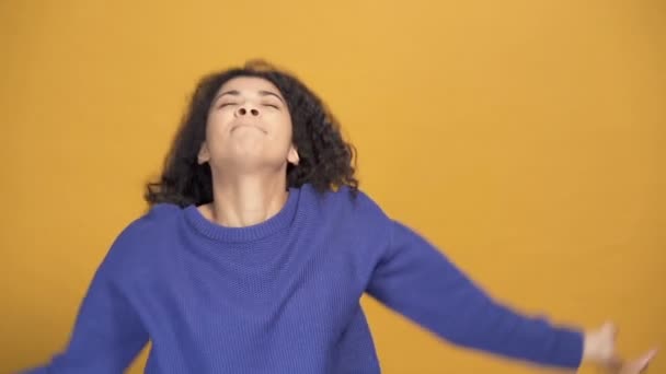 Portrait of dancing curly hair woman. Slowmotion. - Video, Çekim