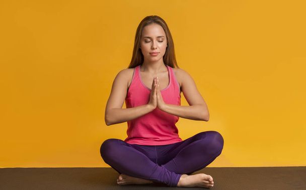Намасте. Портрет расслабленной женщины, практикующей йогу медитирующей в позе лотоса
 - Фото, изображение