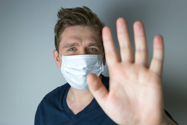 Man met masker om hem te beschermen tegen het virus. Het concept van de epidemie van het coronavirus. Dokter met medisch masker. - Foto, afbeelding