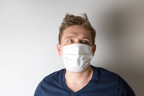 Homme masqué pour le protéger du virus. Le concept de l'épidémie du coronavirus. Médecin avec masque médical
. - Photo, image
