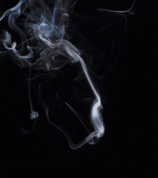 Abstract white smoke texture on black background - Foto, afbeelding