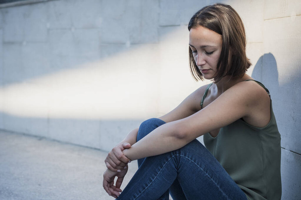 Depresif ve endişeli genç kız portre - Fotoğraf, Görsel