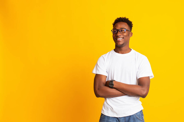 Portret van de jonge millennial afro student in glazen - Foto, afbeelding
