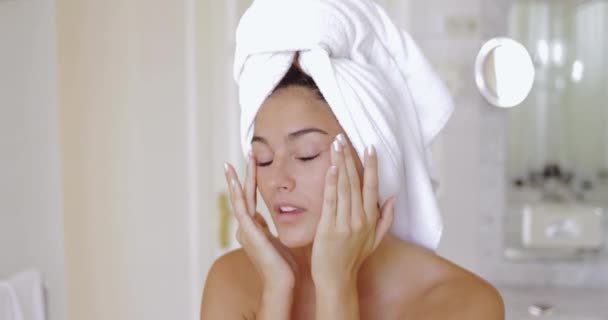 Imagen de la joven mujer bonita con toalla en la cabeza mirando a la cámara
 - Metraje, vídeo