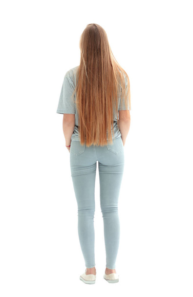 οπίσθια όψη. νεαρή γυναίκα με μακριά μαλλιά κοιτάζοντας τη λευκή οθόνη - Φωτογραφία, εικόνα