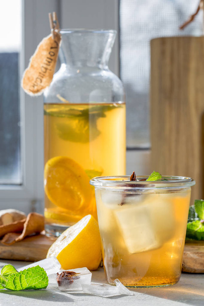 Kombucha nebo jablečný kvašený nápoj v láhvi. Heathy probiotic drink - Fotografie, Obrázek