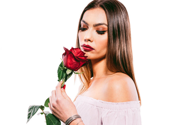 Kaunis nainen malli lomaillessaan punainen ruusu
 - Valokuva, kuva