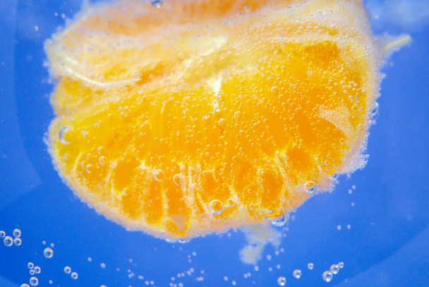 Mandarin süper makroyu kapat. Mandalinalar suyun altında taze ve canlı renkteler. - Fotoğraf, Görsel