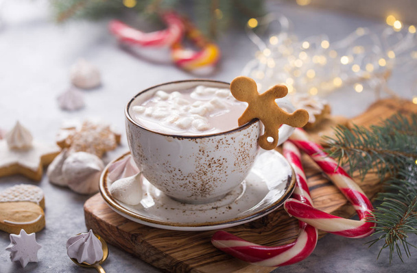 Горячий шоколад какао напитки с зефиром в рождественских кружках на сером фоне. Традиционный горячий напиток, праздничный коктейль на Рождество или Новый год
 - Фото, изображение
