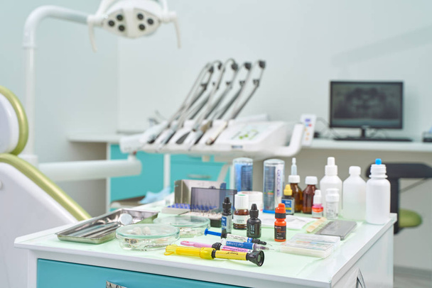 Интерьер современного стоматологического кабинета. Стоматологический инструмент
. - Фото, изображение
