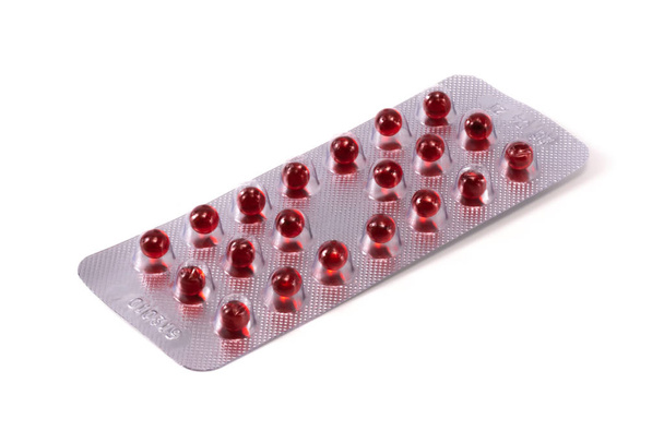 pastillas bolas rojas en una ampolla aislada
 - Foto, Imagen