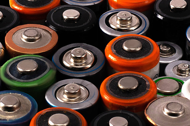 os pólos das baterias
 - Foto, Imagem