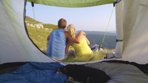 CHIUDI coppia escursionista coccole in montagna come il loro cucciolo dorme nella tenda
 - Filmati, video