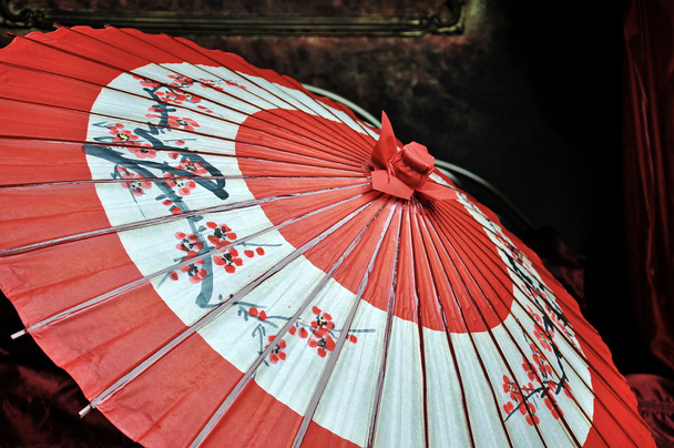 Red and black Japanese umbrella - Fotoğraf, Görsel
