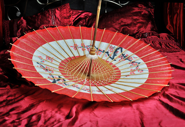 κόκκινο και μαύρο ιαπωνική ομπρέλα μέσα - Φωτογραφία, εικόνα