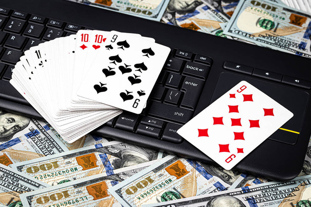 Stodolarové bankovky, balíček karet a černou klávesnici. Koncept karetní hry, kasino nebo poker online. Online hazardní hry. - Fotografie, Obrázek