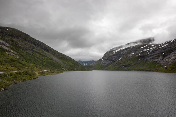 Lanscape in Norway. Beautiful lake in norwegian mountains on rainy day. - Foto, afbeelding