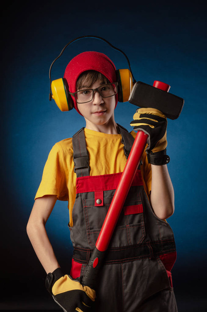 the child the Builder costume posing with a work tool - Foto, Bild