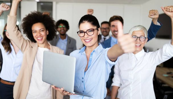 Empresa exitosa con trabajadores felices en la oficina moderna
 - Foto, Imagen