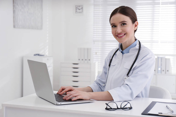 Retrato de una joven doctora en bata blanca en el lugar de trabajo
 - Foto, imagen