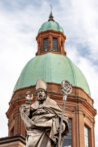 Мармурова статуя єпископа Сан-Петроніо (1683) і базиліка Санті-Бартоломео-е-Гаетано (1516), Болонья-центр, Емілія-Романья, Італія, Європа. Скульптор Габріель Брунеллі (1615 - 1682).) - Фото, зображення