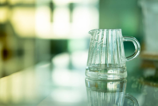 Siirappi kuppi purkki lasi laittaa kahvia kahvilassa
 - Valokuva, kuva