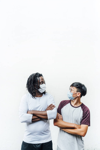 Afričan a další Číňan s maskou - Fotografie, Obrázek