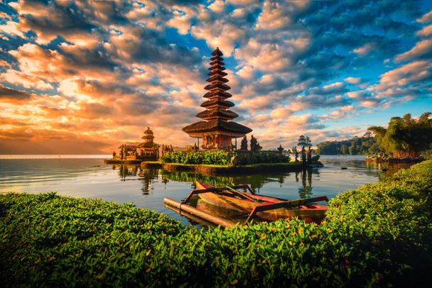 Pura Ulun Danu Bratan, templo hindú con barco en el paisaje del lago Bratan al amanecer en Bali, Indonesia
. - Foto, Imagen