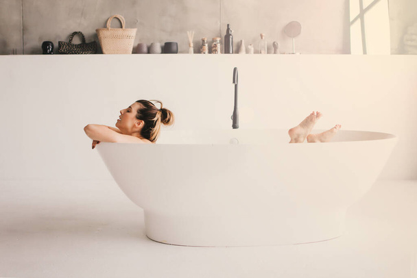 Beautiful woman relaxing in the bathtube. - Zdjęcie, obraz