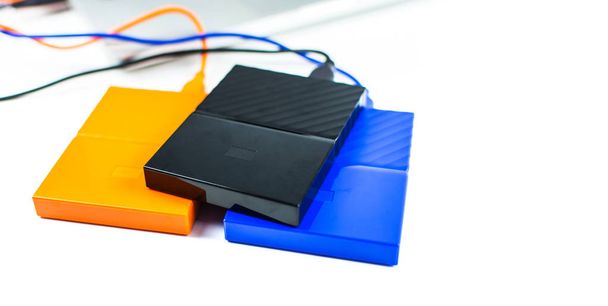 Збільшення зовнішнього жорсткого диску для підключення до ноутбука, передачі або резервного копіювання даних між комп'ютером і HDD. Чорний жорсткий диск для резервних файлів і важлива інформація з використанням USB 3.0 з'єднання - Фото, зображення