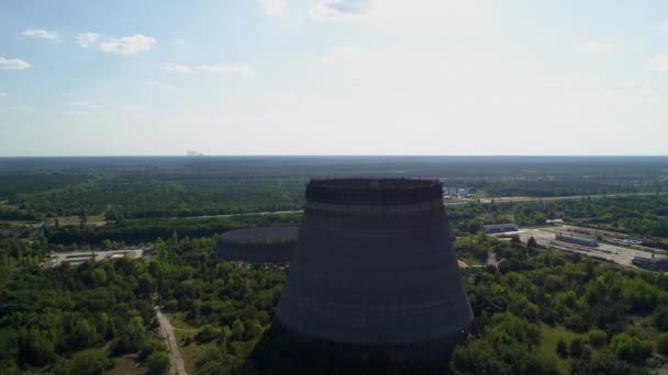 Çernobil Npp 'in beşinci, altıncı nükleer reaktörleri için soğutma kulelerinin hava görüntüsü - Video, Çekim