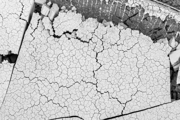 Close-up van crack grond en modderig in het droge seizoen texturen, hete zomer. Patronen en textuur gebarsten grond van zonnige gedroogde aarde grond, droogte van de grond. Gedroogde gebarsten aarde grond grond achtergrond - Foto, afbeelding
