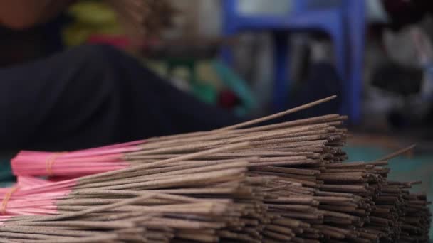 Vietnamilainen nainen painaa, pakkauksissa ja ojentaa äskettäin tehty suitsukkeita tikkuja lähetettäväksi varastoihin. Suitsukkeiden valmistus Aasiassa. Perinteisen taiteen ja kulttuurin käsite
 - Materiaali, video