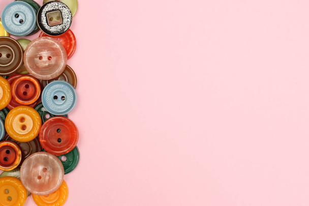 Verschillende gekleurde knopen voor naaien met ruimte voor tekst - Foto, afbeelding