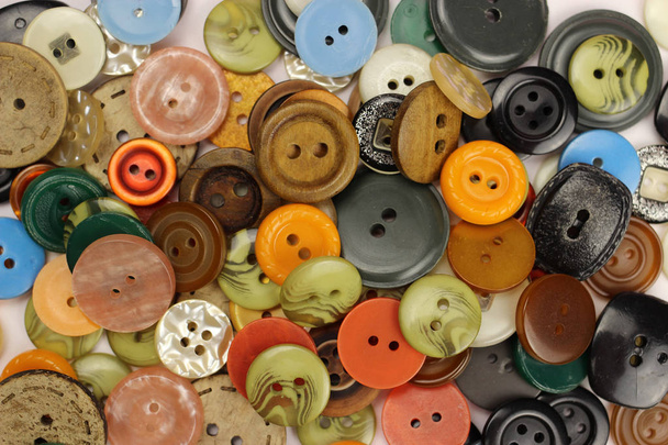 Dikiş arkaplanı ve dokusu için farklı renkli düğmeler - Fotoğraf, Görsel