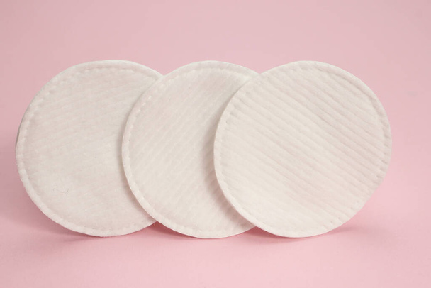 Hygiene cotton pads on pink background, texture, background - Zdjęcie, obraz