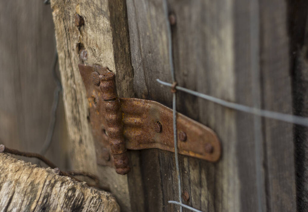 régi rusztikus kerítés zsanér készült fron vas - Fotó, kép