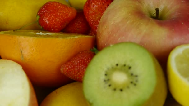 Ízletes gyümölcstányér forgatása. - Felvétel, videó