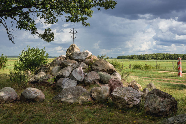 Kereszt egy köveken mellett replika középkori vár Kiermusy, kis falu Podlasie régió Lengyelország - Fotó, kép